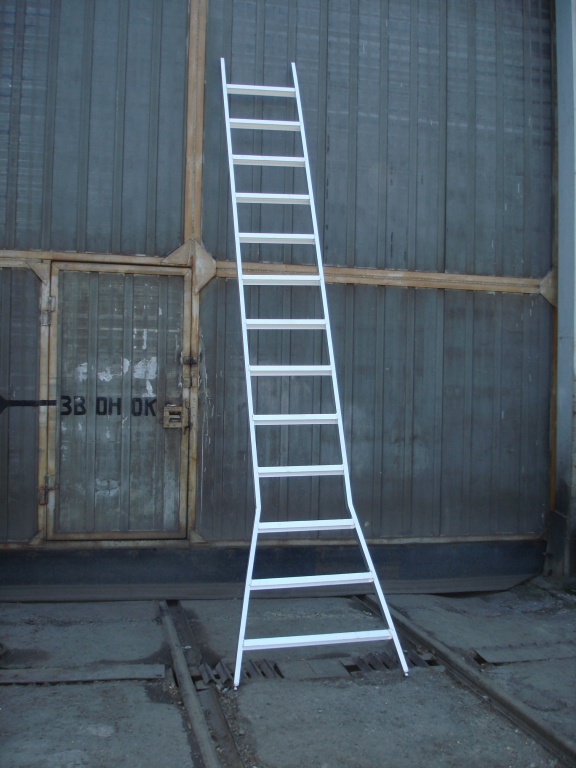 Лестницы приставные -  приставная ЛП (сварная) с широкими .
